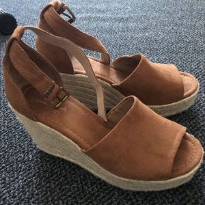 Universal Thread wedges ***worn once***